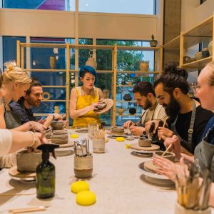 Eine Gruppe von Menschen bei einem Töpferworkshop im Zolta Ceramics Studio Vienna