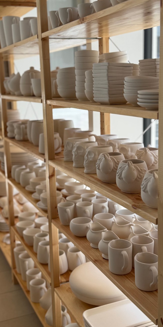 The painting bar at Zolta ceramics studio Vienna